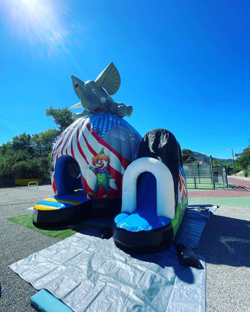 Location d'un château gonflable thème cirque pour une fête patronale à Drap dans les Alpes-Maritimes (06)