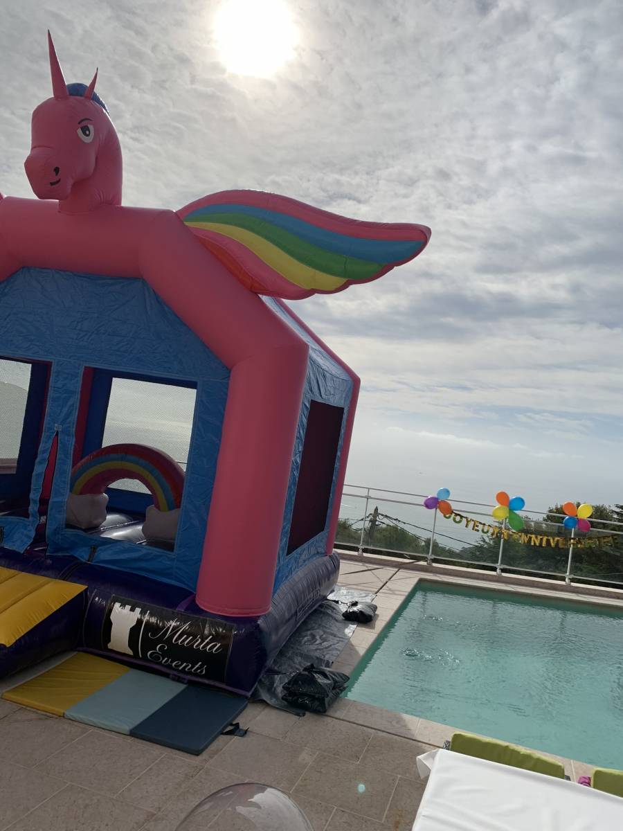 Location d'un château gonflable pour un anniversaire thème Licorne à la Turbie dans les Alpes-Maritimes (06)